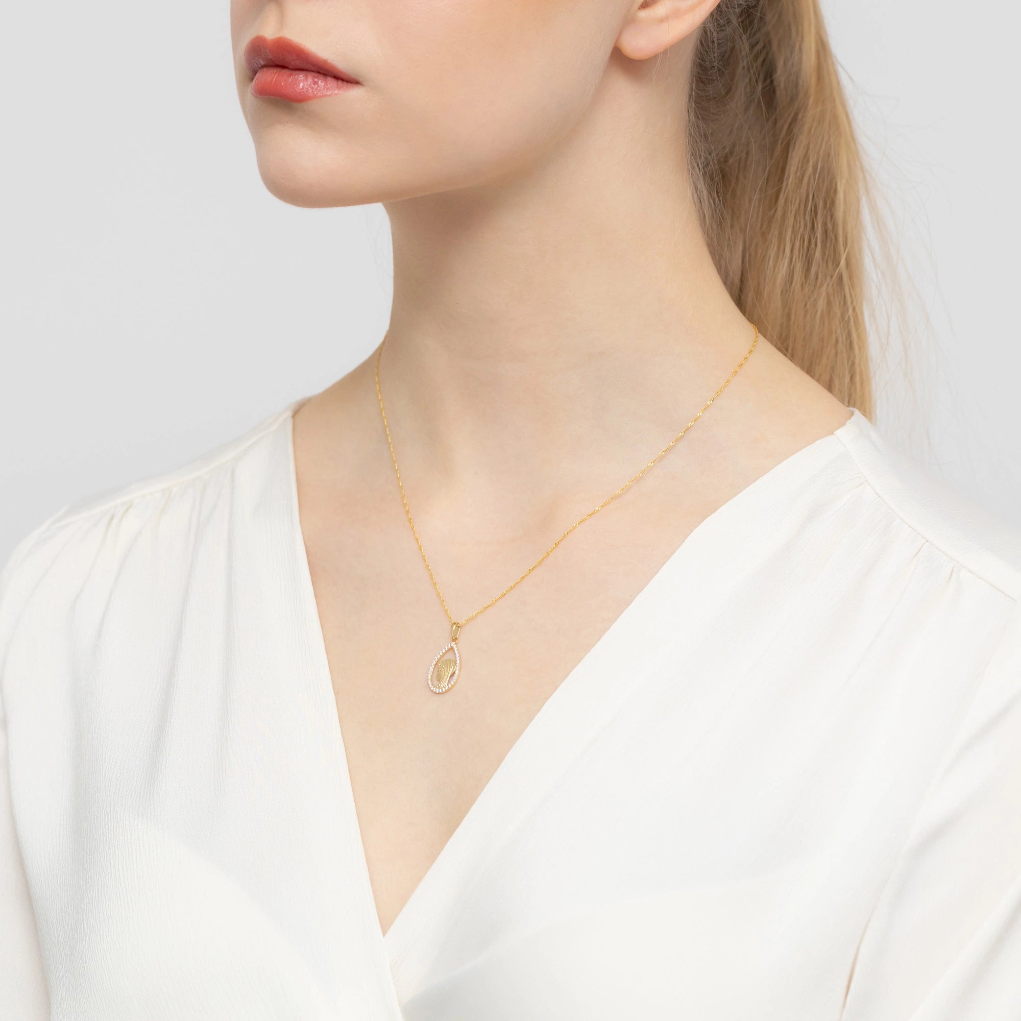 gold-medallion-pendant-with-crucified-jesus-christ-md-gw-118-585