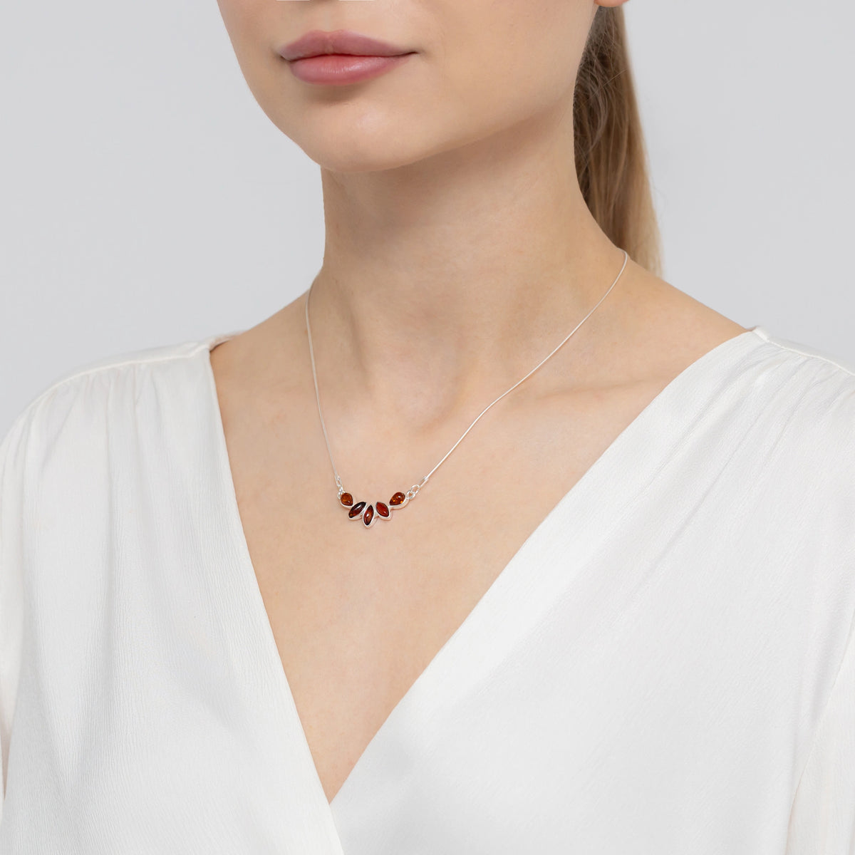 stříbrný náhrdelník s přírodním jantarem n1095-925-s