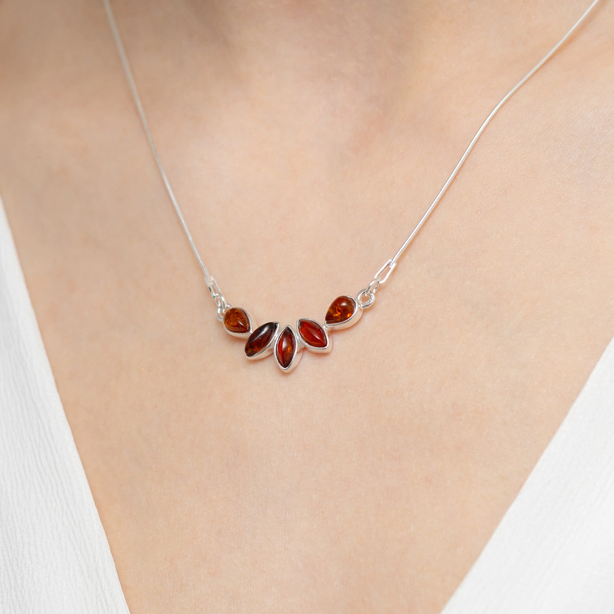 stříbrný náhrdelník s přírodním jantarem n1095-925-s