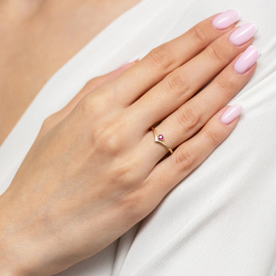 Prsten se zlatým srdcem a rubínovou zirkonií