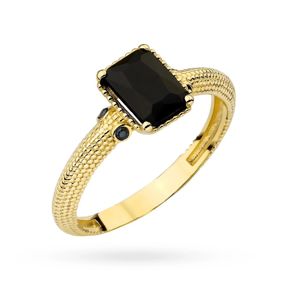 Ozdobený zlatý prsten s černým kamenem