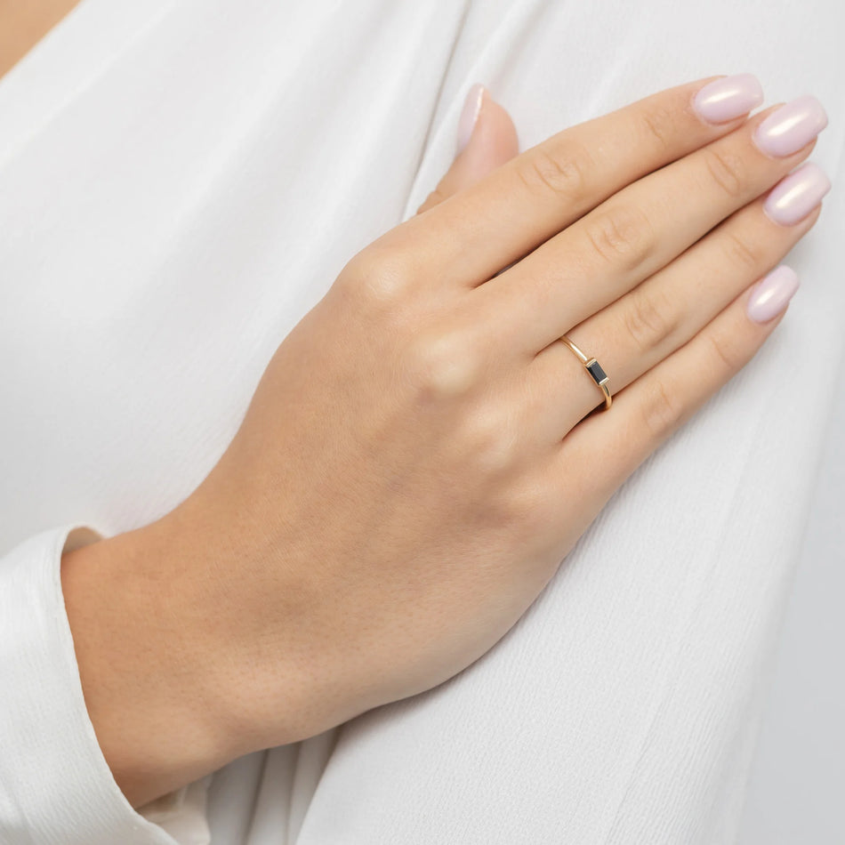 Zlatý prsten s obdélníkovým černým kamenem