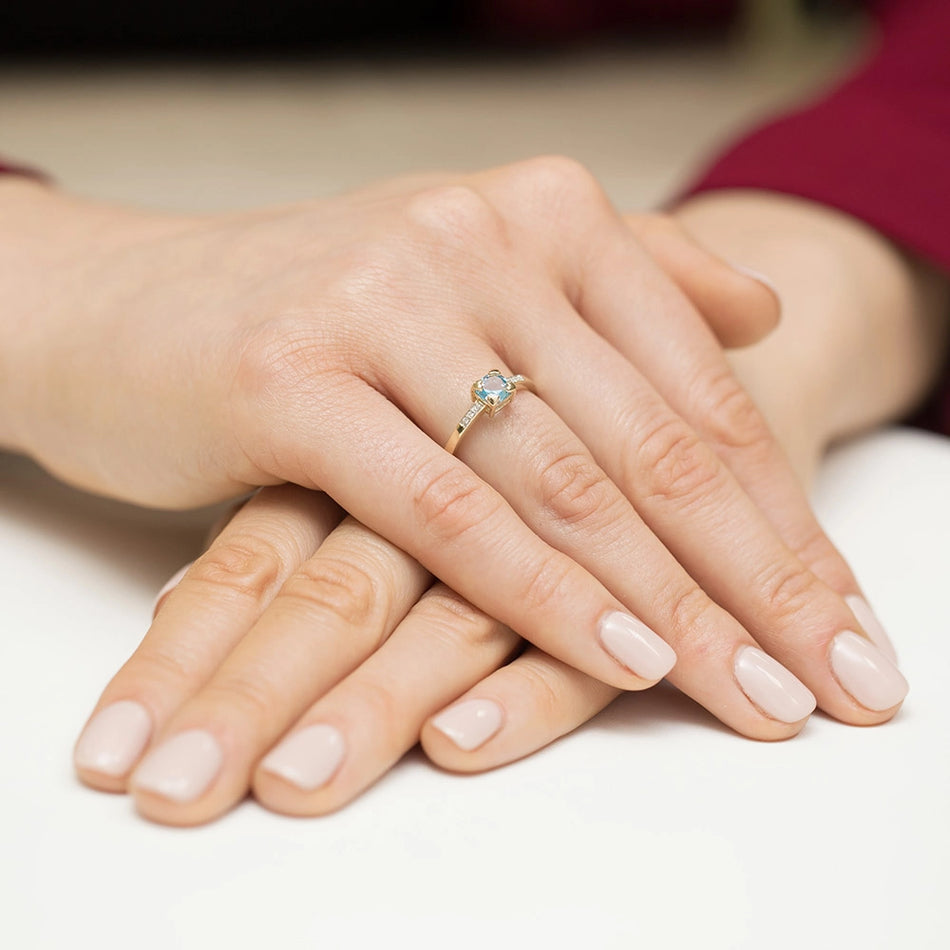 gold-ring-with-0-70ct-topaz-and-diamonds-p023-t0-70