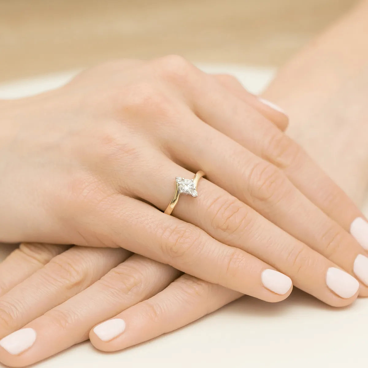 zlatý prsten s 0,60ct bílým safírem a diamanty p038-585-bs0-60