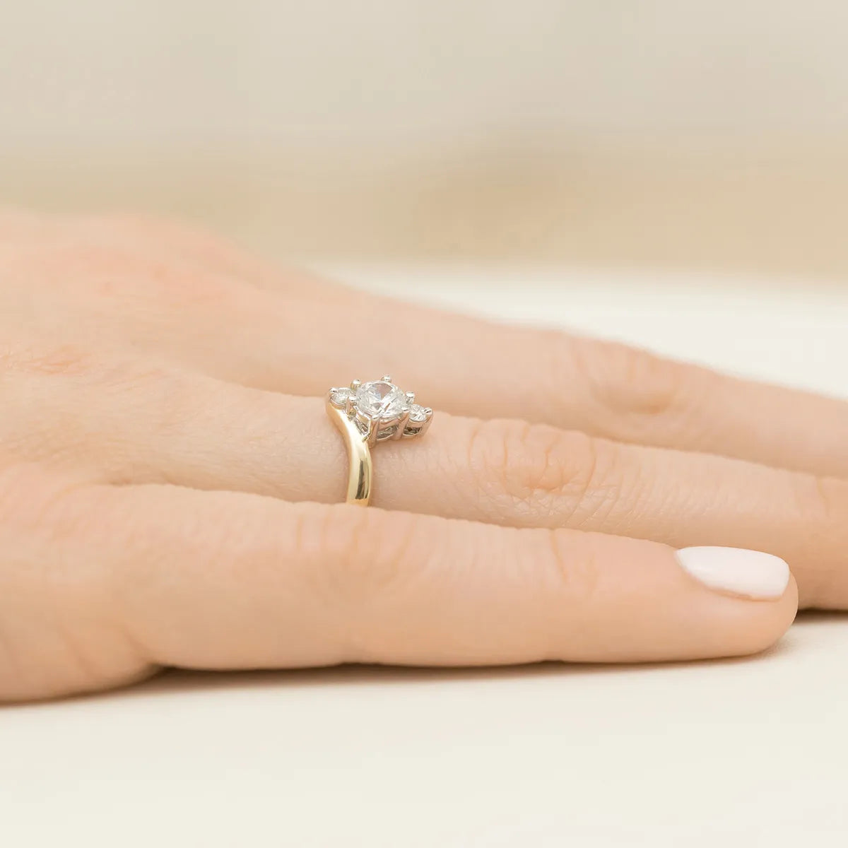 zlatý prsten s 0,60ct bílým safírem a diamanty p038-585-bs0-60