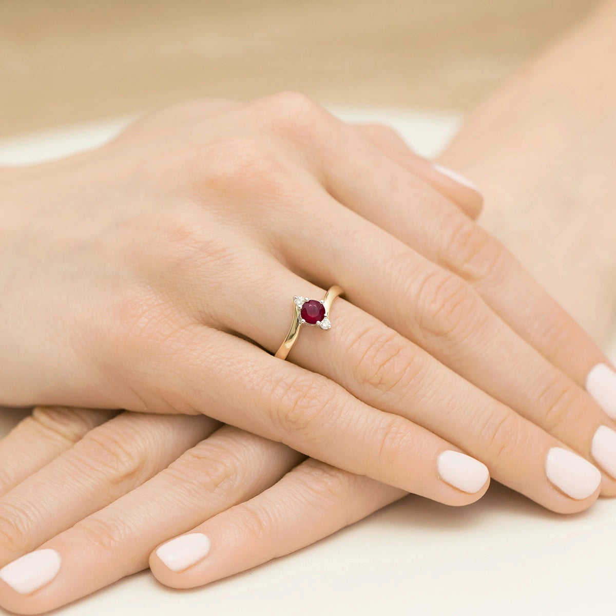 zlatý prsten s 0,60ct rubínem a diamanty p038-585-r0-60