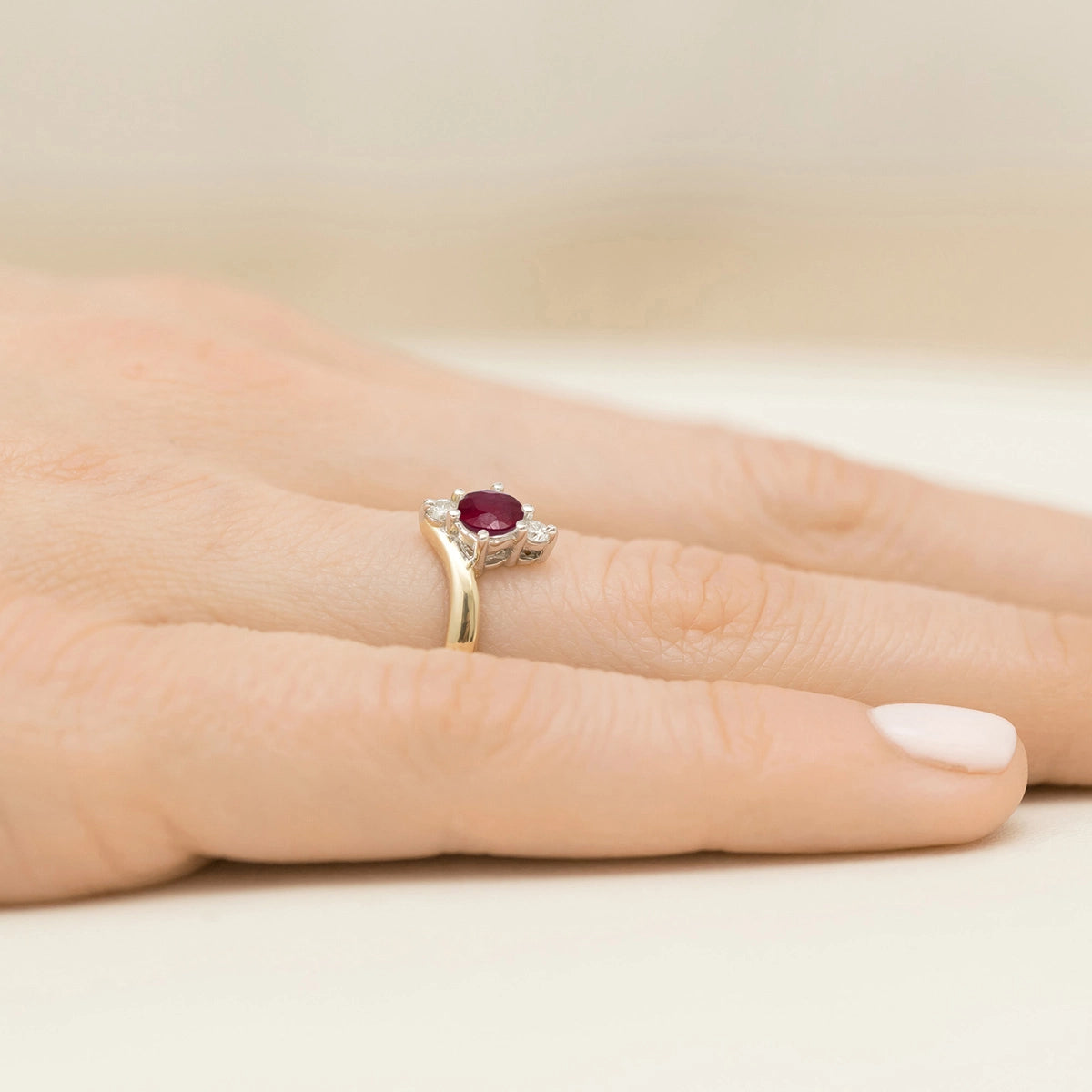 zlatý prsten s 0,60ct rubínem a diamanty p038-585-r0-60