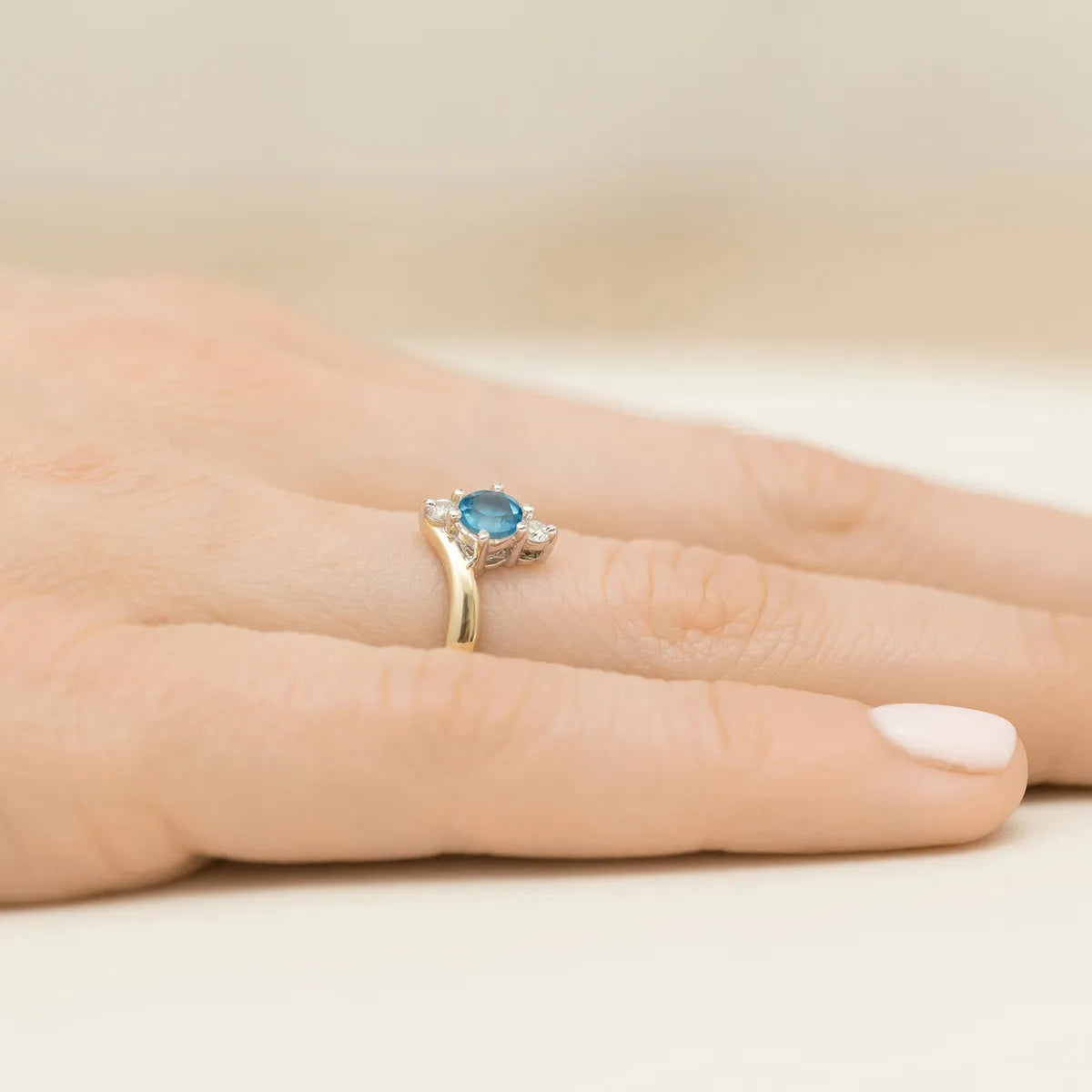 prsten-ze-zlata-s-topazem-0-60ct-a-diamanty-p038-585-t0-50