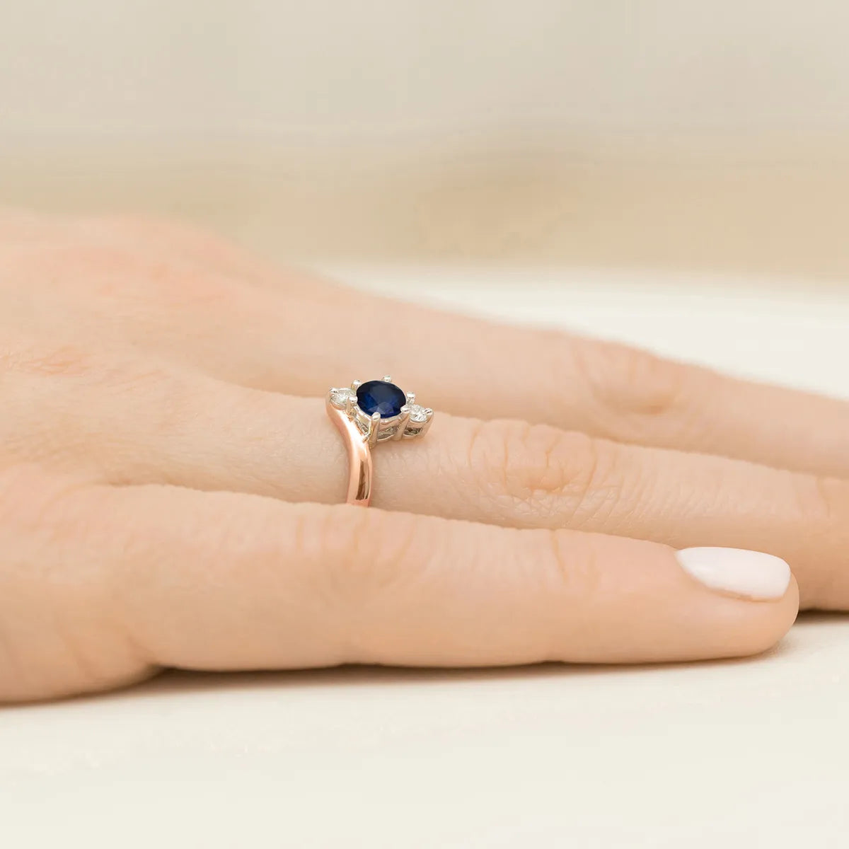 gold-ring-with-0-50ct-sapphire-and-diamonds-p038-585-s0-50