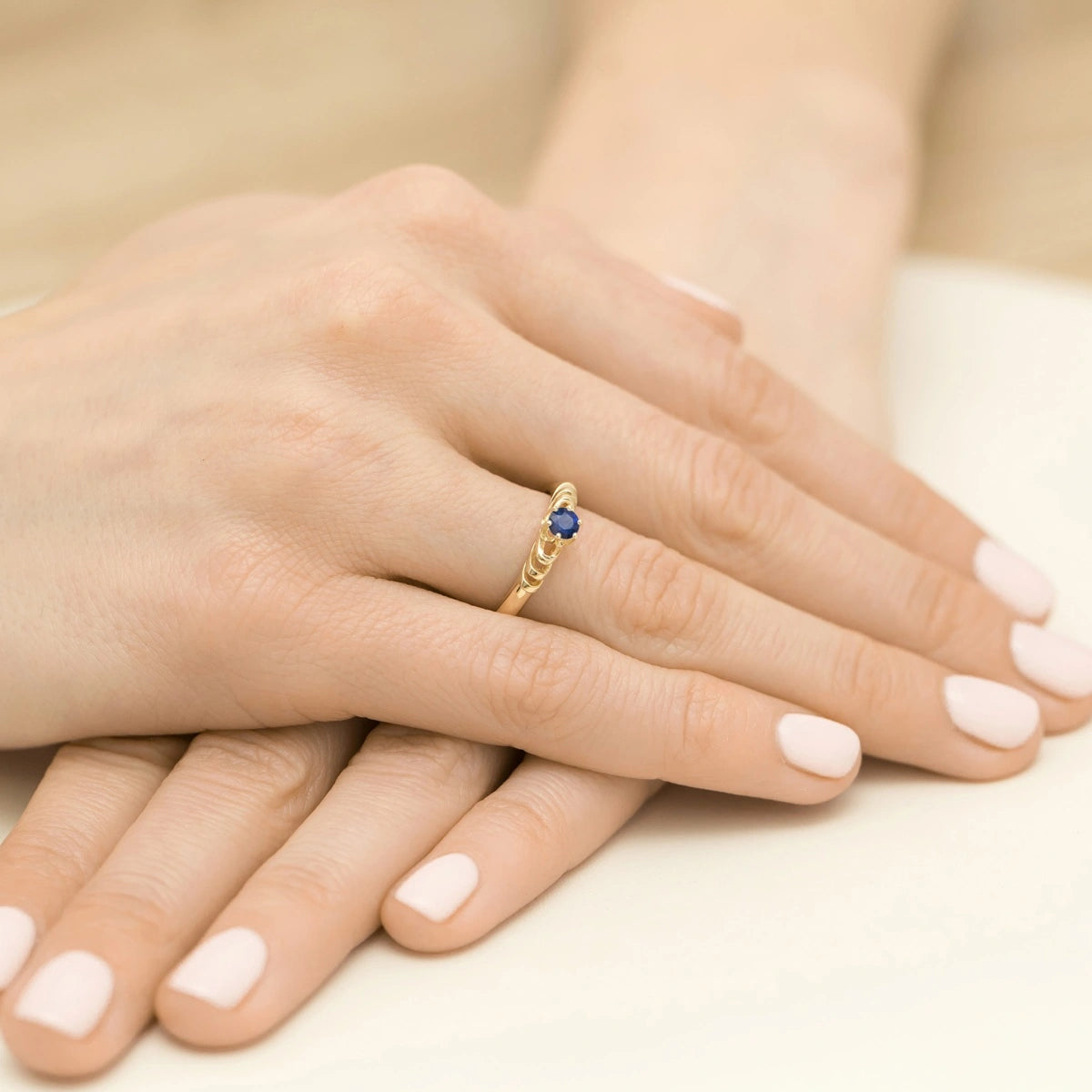 gold-ring-with-0-30ct-sapphire-p039-585-s0-30