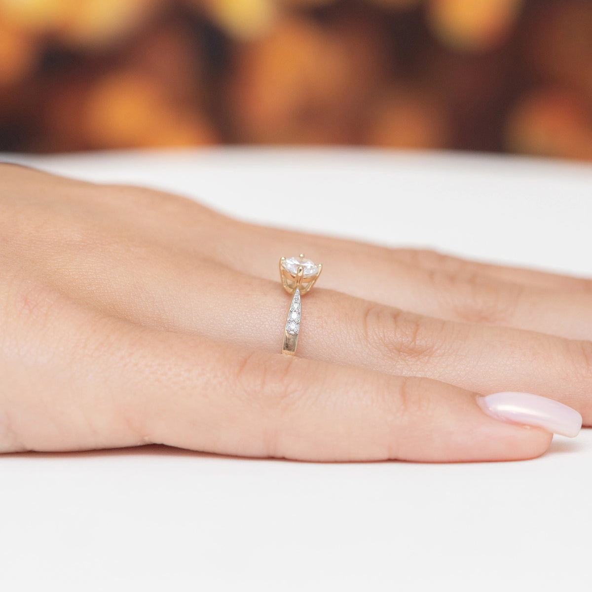 zlatý prsten s 0,60ct bílým safírem a 0,068ct diamanty p167-585-bs0-60