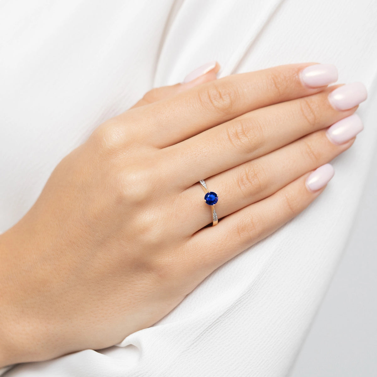 gold-ring-with-0-50ct-sapphire-and-0-068ct-diamonds-p167-585-s0-50