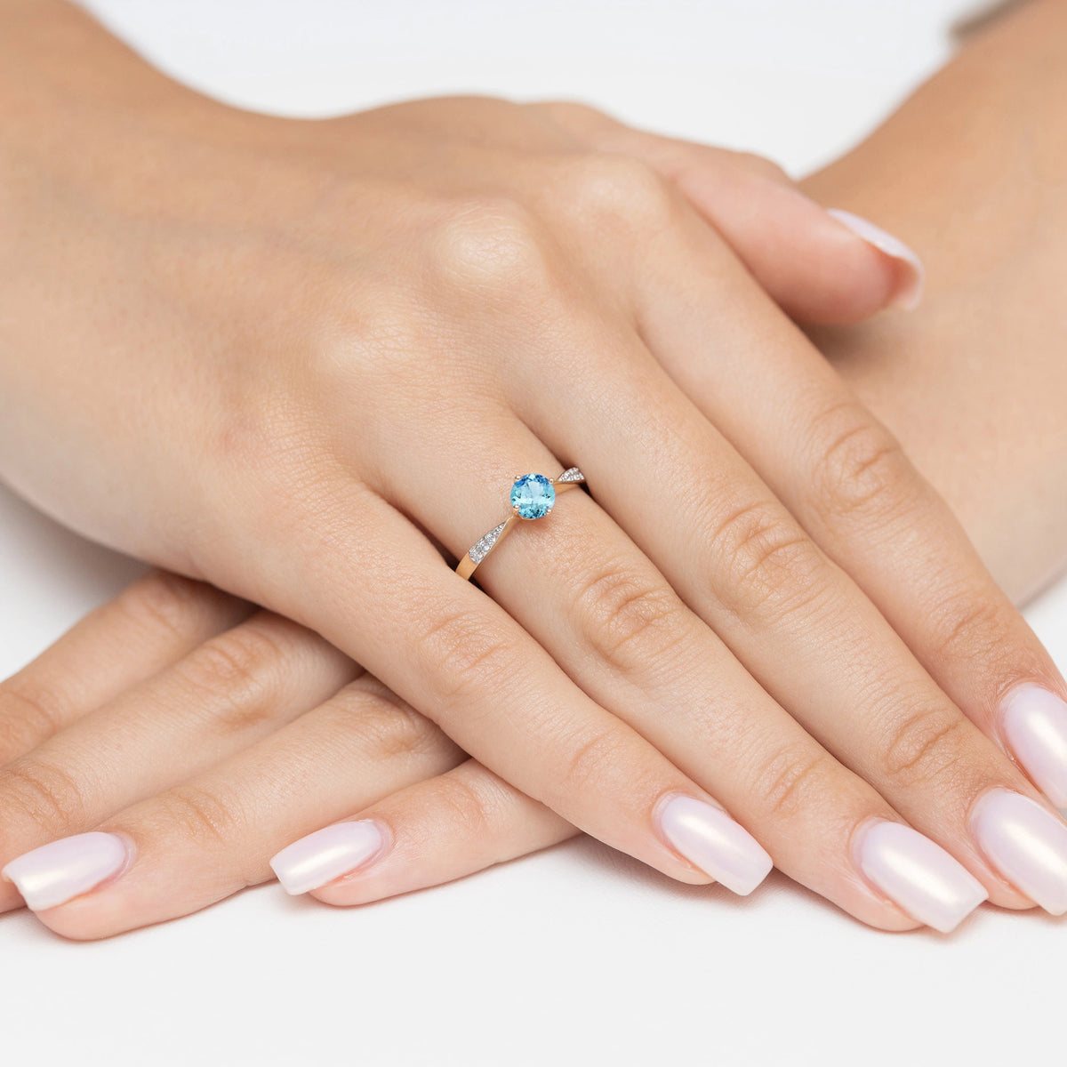 zlatý prsten s topazem 0,50 ct a diamanty 0,068 ct p167 585 t0,50