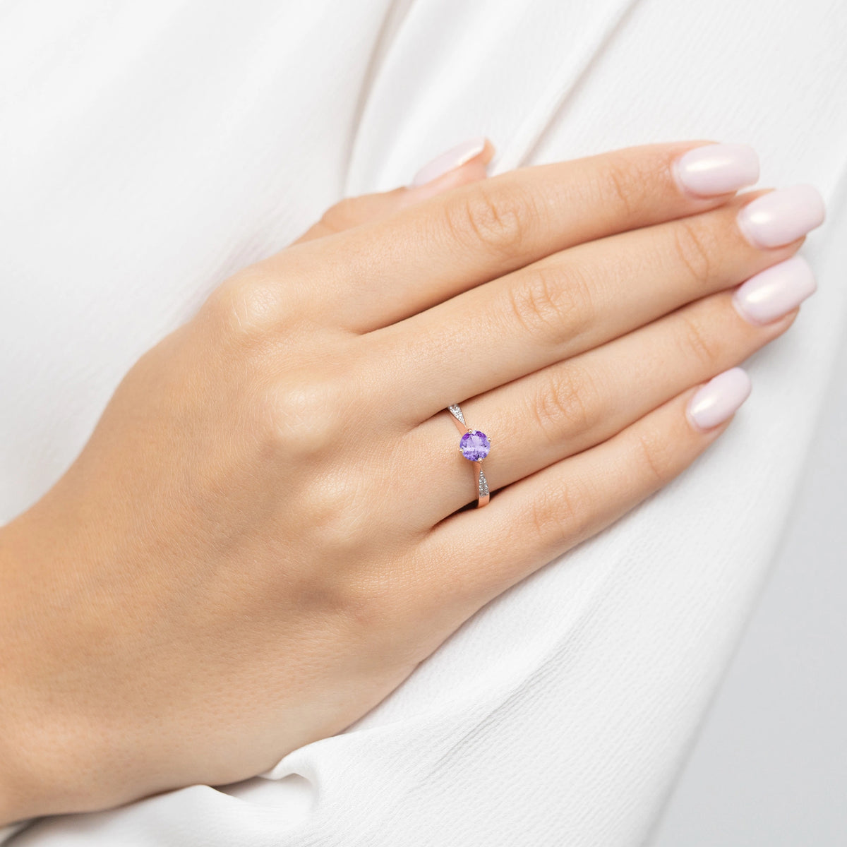 gold-ring-with-0-50ct-amethyst-and-0-068ct-diamonds-p167-585-a0-50