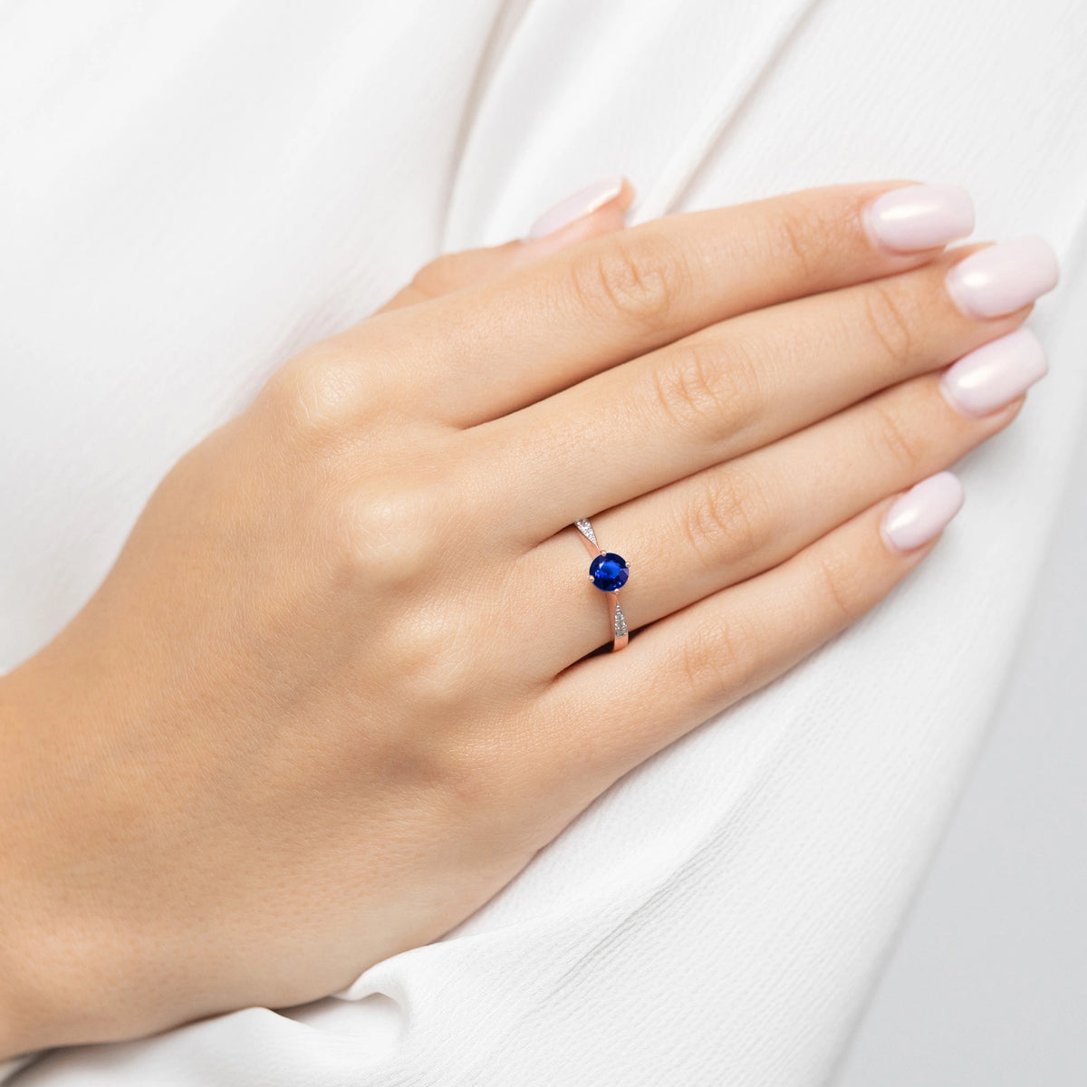 gold-ring-with-0-50ct-sapphire-and-0-068ct-diamonds-p167-585-s0-50