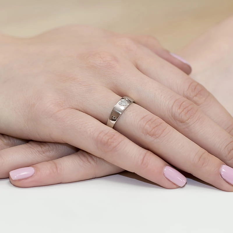 Prsten z žlutého zlata se srdcovým motivem a diamanty 0,026 ct