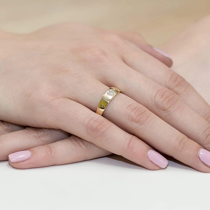 Prsten z žlutého zlata se srdcovým motivem a diamanty 0,026 ct