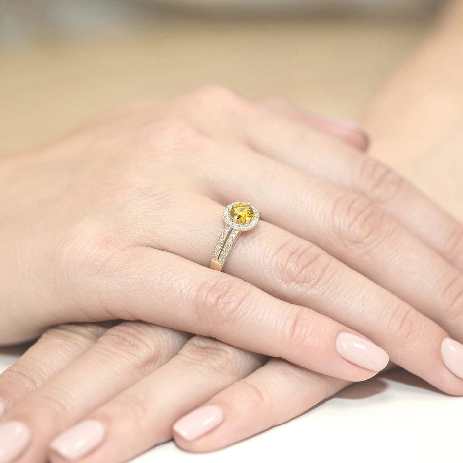Prsten ze žlutého zlata – žlutý lab-grown diamant Round/Brilliant o hmotnosti 0,50 ct, doplněný 40 × 0,005 ct lab-grown diamanty