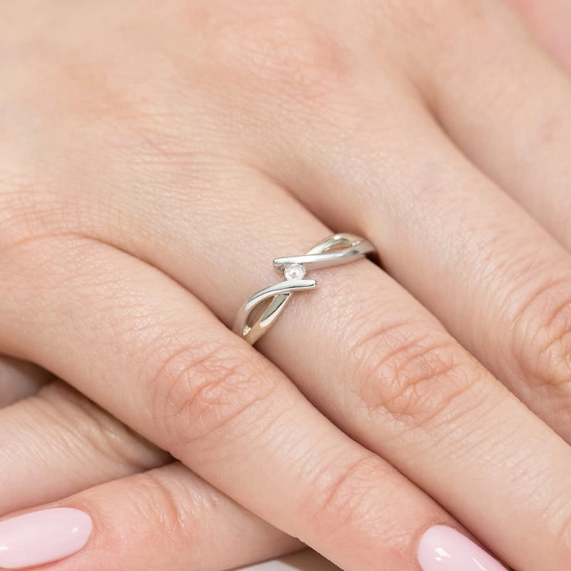 Bílé zlato s překříženými rameny solitér zásnubní prsten s kulatým diamantem 0,04 ct