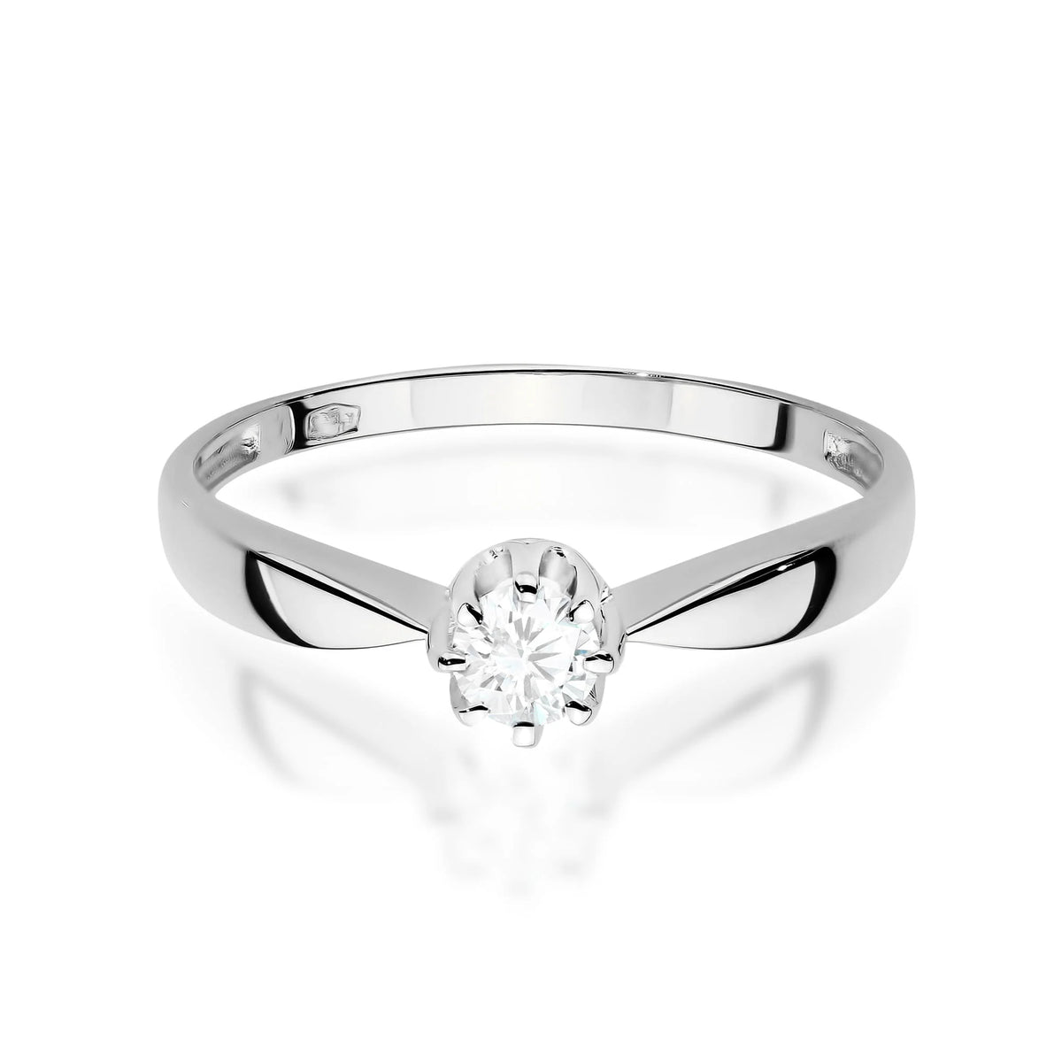 Solitérní prsten z bílého 14k zlata se zúženým ramenem a kulatým diamantem 0,15 ct