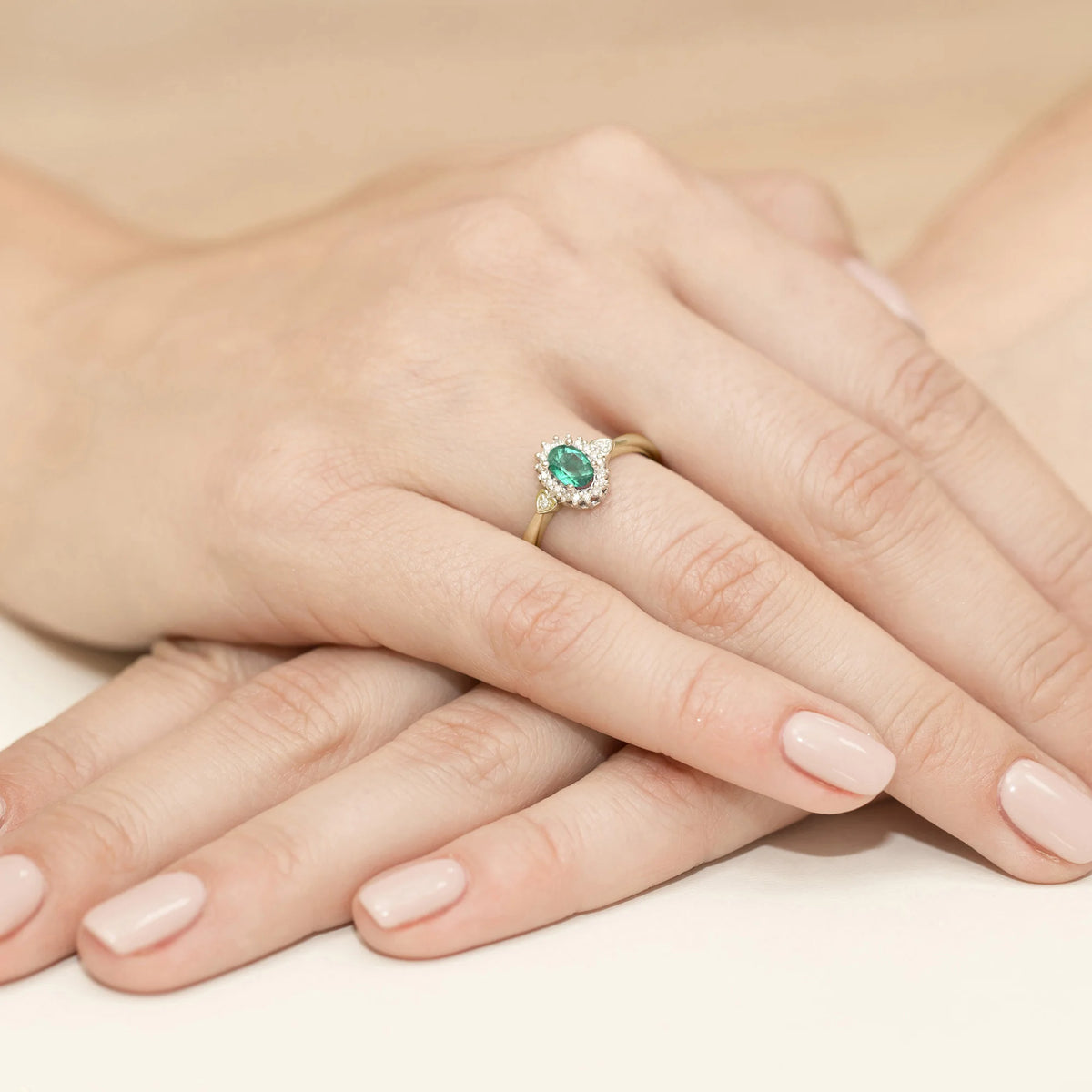 Halo prsten ze žlutého 14k zlata s oválným smaragdem 0,40 ct a diamanty 0,1 ct
