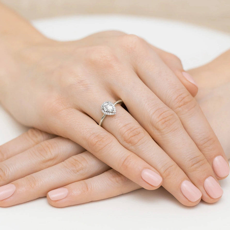 Prsten z bílého zlata – lab-grown diamant Pear o hmotnosti 0,65 ct, doplněný 20 × 0,005 ct lab-grown diamanty
