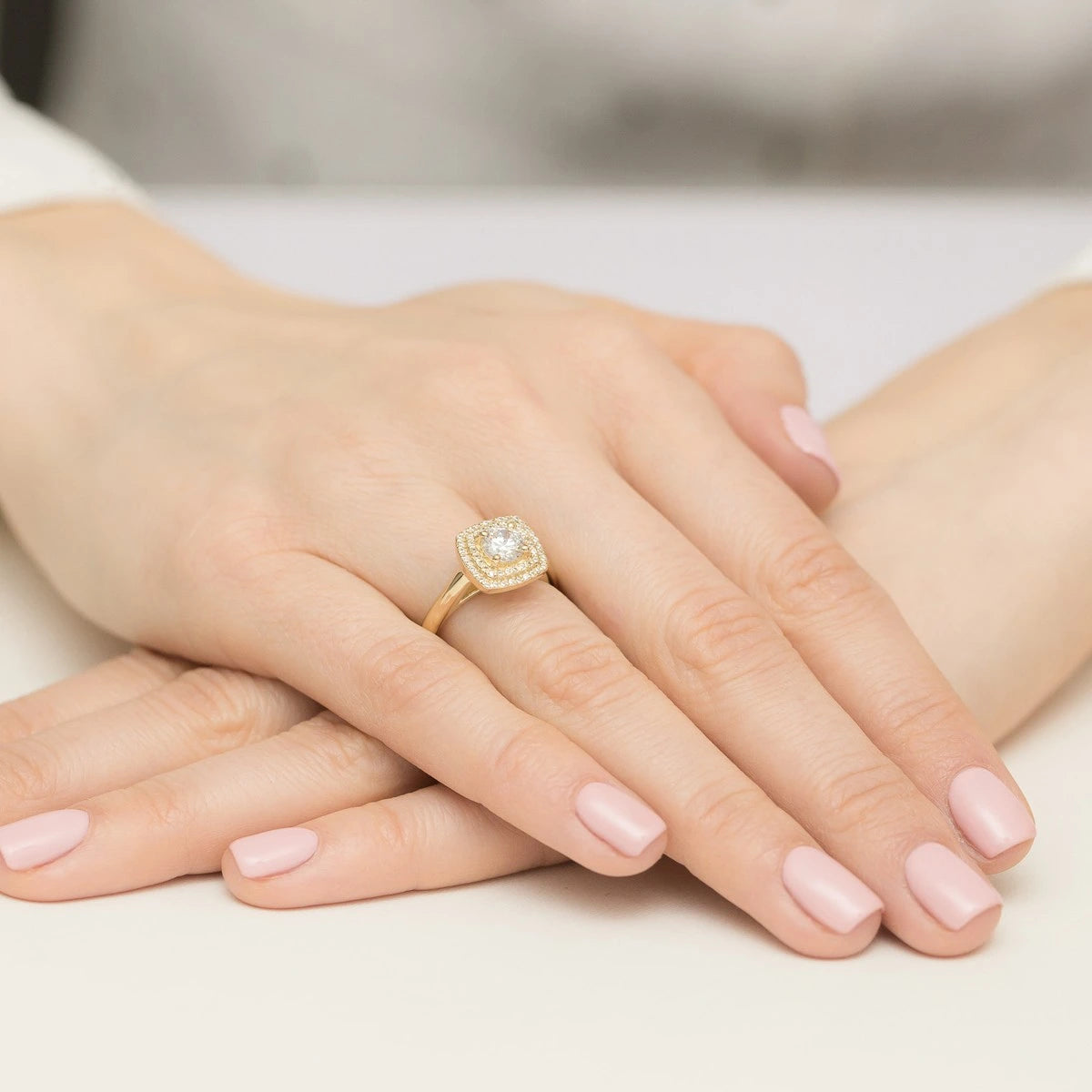 Prsten ze žlutého zlata s lab-grown diamantem 0,70 ct Round/Brilliant a 56 × 0,005 ct lab-grown diamanty