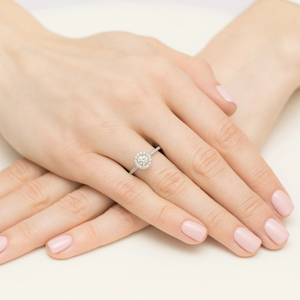 GREMARI White Gold engagement ring with Round 0.40 ct Central and 0.241 ct Sideline Lab-grown Diamonds