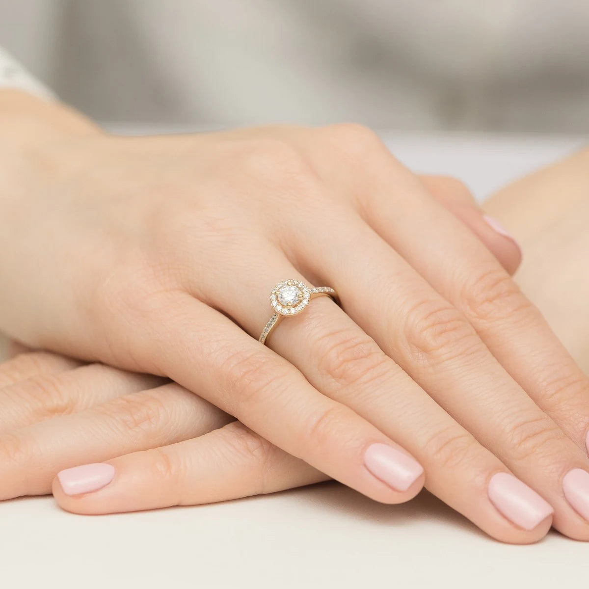 Yellow Gold engagement ring with Round 0.40 ct Central and 0.241 ct Sideline Lab-grown Diamonds - GREMARI fine jewelry
