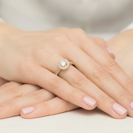 Yellow Gold engagement ring with Round 0.70 ct Central and 0.377 ct Sideline Lab-grown Diamonds - GREMARI fine jewelry