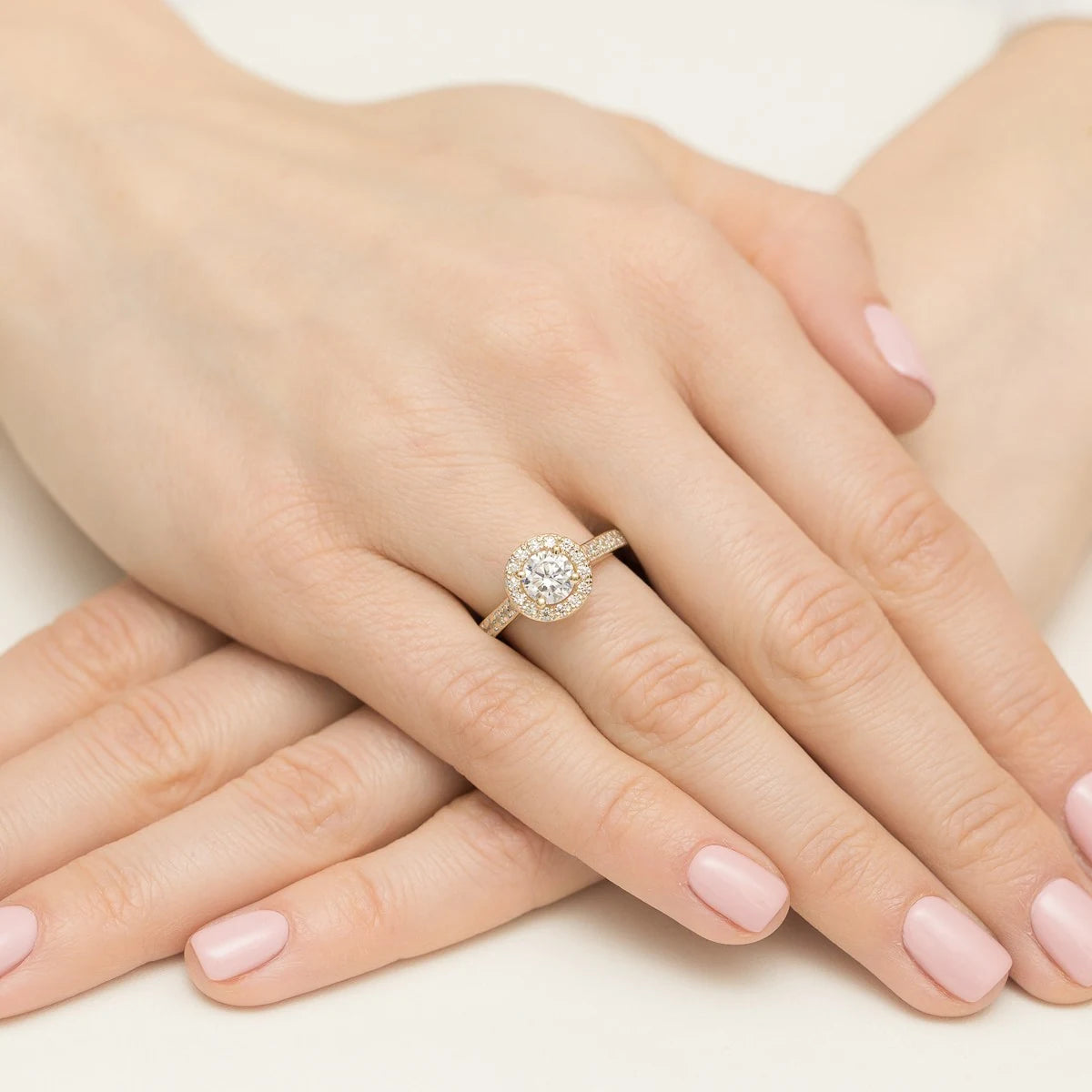 GREMARI Yellow Gold engagement ring with Round 0.70 ct Central and 0.377 ct Sideline Lab-grown Diamonds