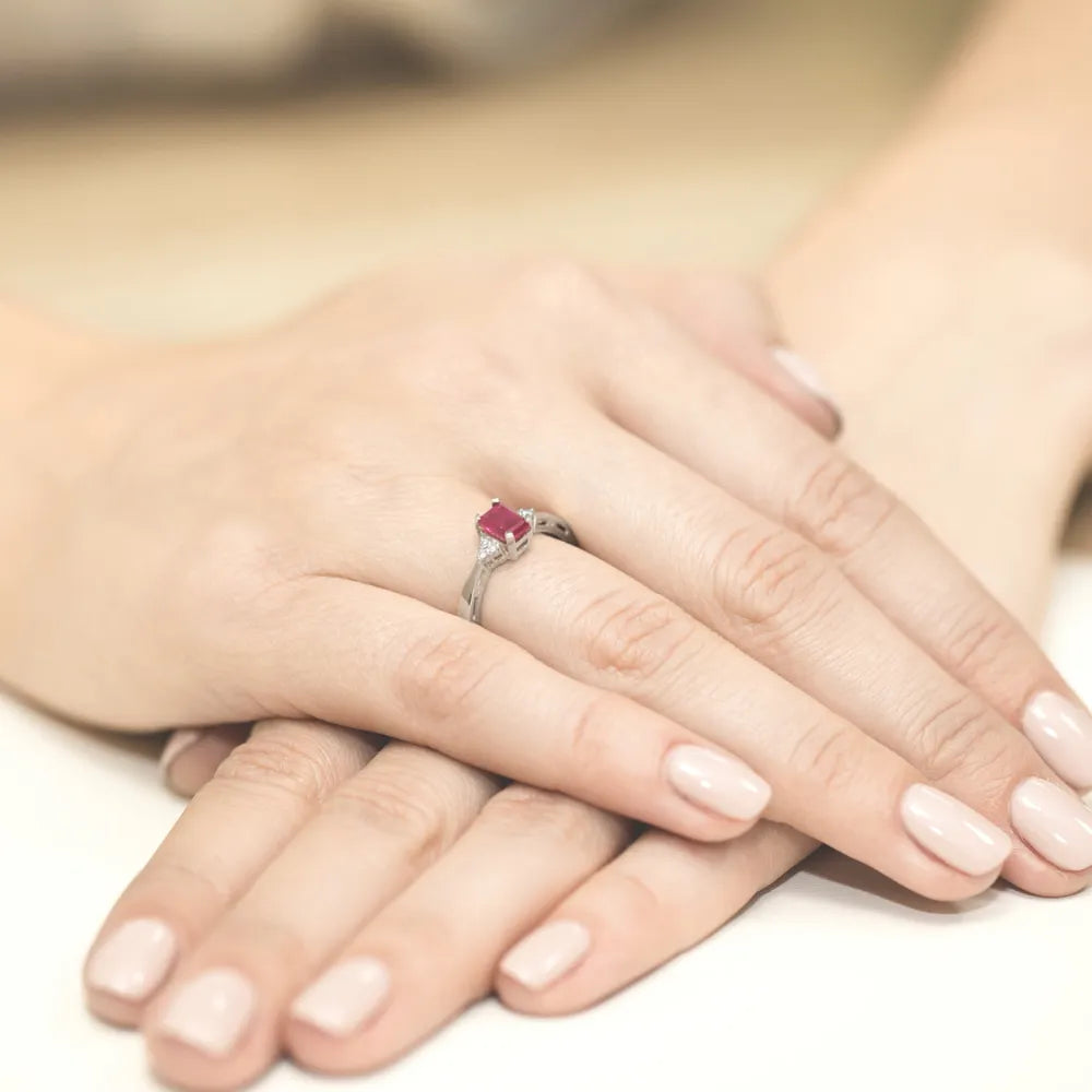 zlatý prsten s 0,80ct rubínem a diamanty w0002-rur-01