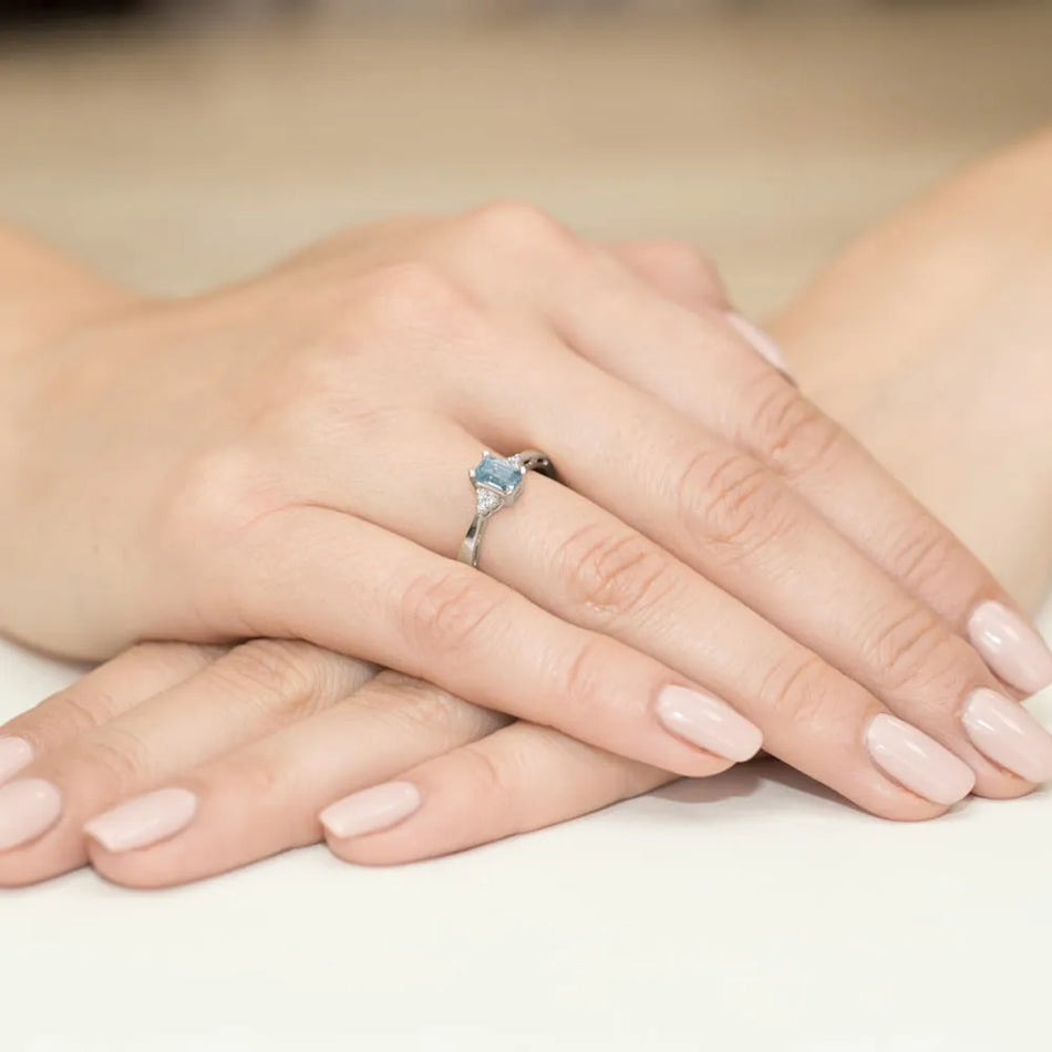 zlatý prsten s topazem 0,65 ct a diamanty w0002-tob-01