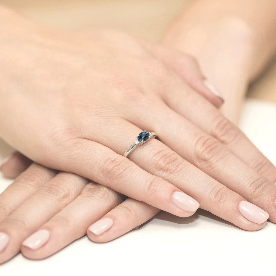 prsten-ze-zlata-s-topazem-london-blue-0-50ct-a-diamanty-0-029ct-w0006-tol-01