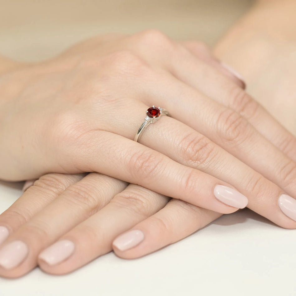 zlatý prsten s 0,60ct granátem a diamanty w0010-gar-01