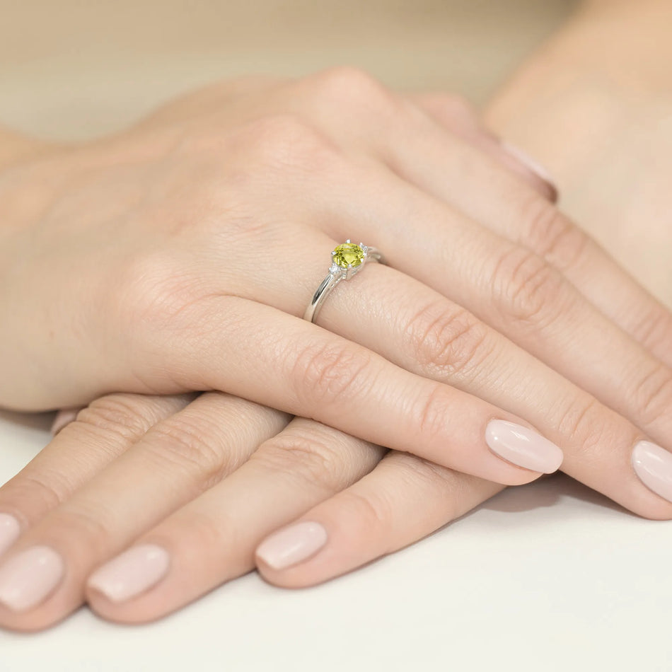 zlatý prsten s 0,60 ct olivínem a diamanty w0010-peg-01
