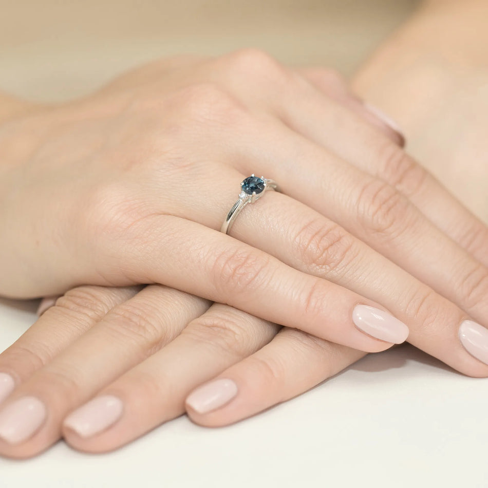 prsten-ze-zlata-s-topazem-london-blue-0-50ct-a-diamanty-0-029ct-w0010-tol-01
