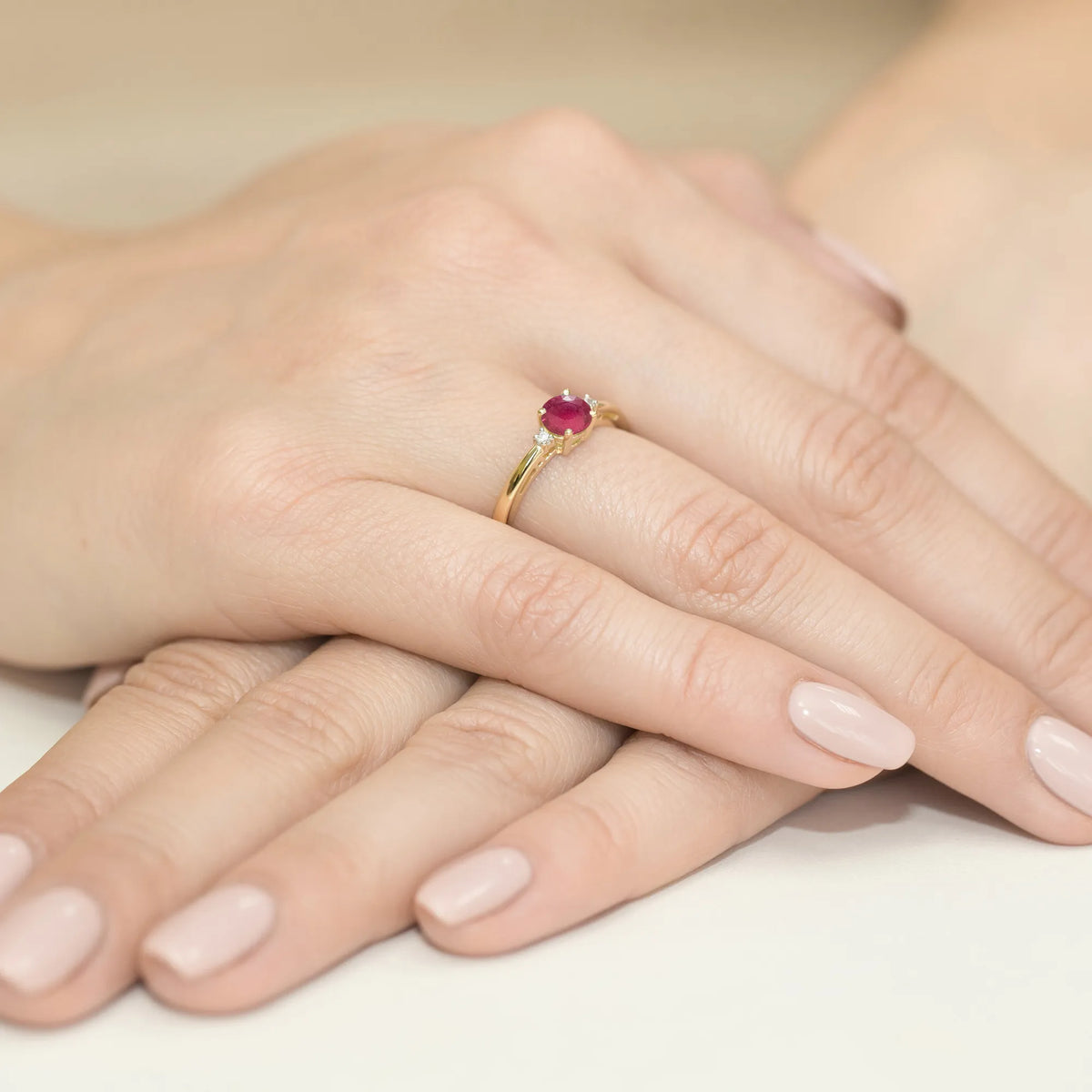 zlatý prsten s 0,60ct rubínem a diamanty w0010-rur-01