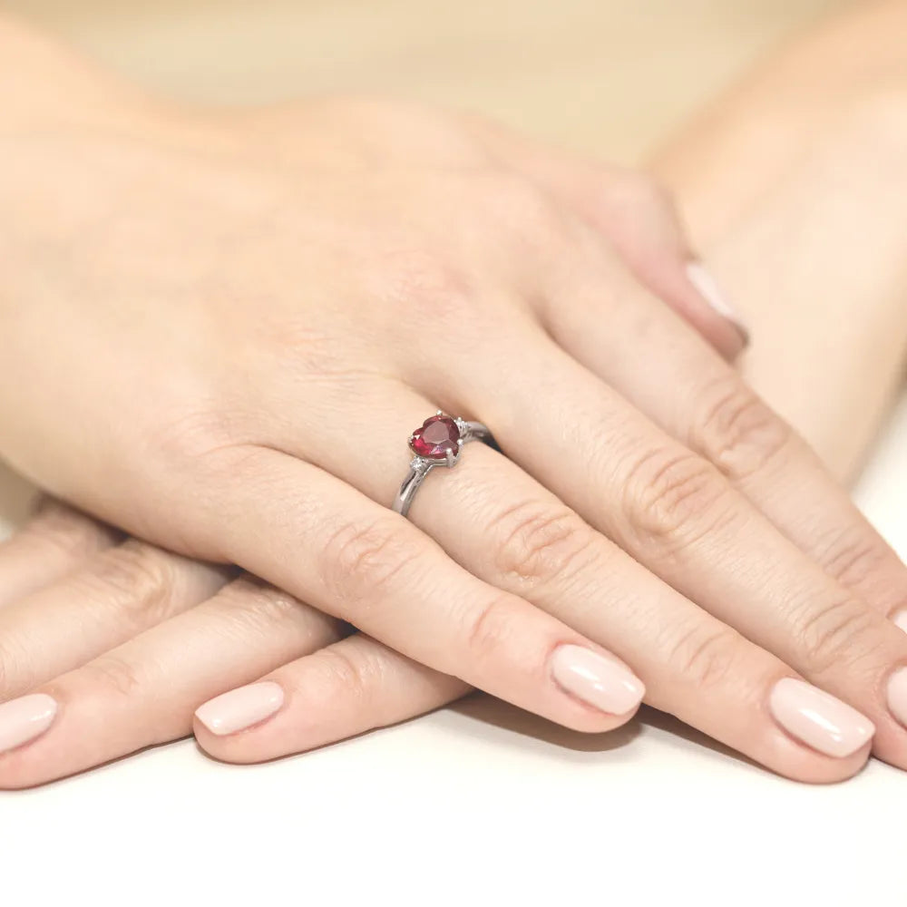 zlatý prsten s 1,70ct rubínem a 0,029ct diamanty w0012-rur-01