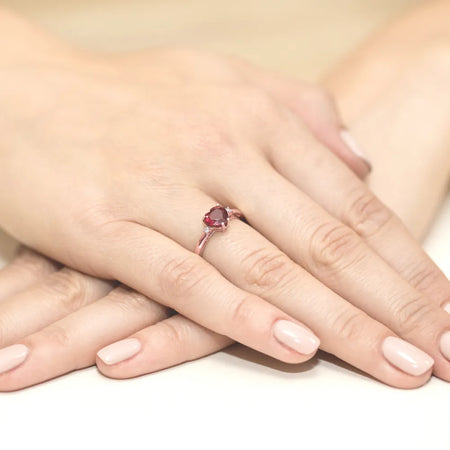 zlatý prsten s 1,70ct rubínem a 0,029ct diamanty w0012-rur-01