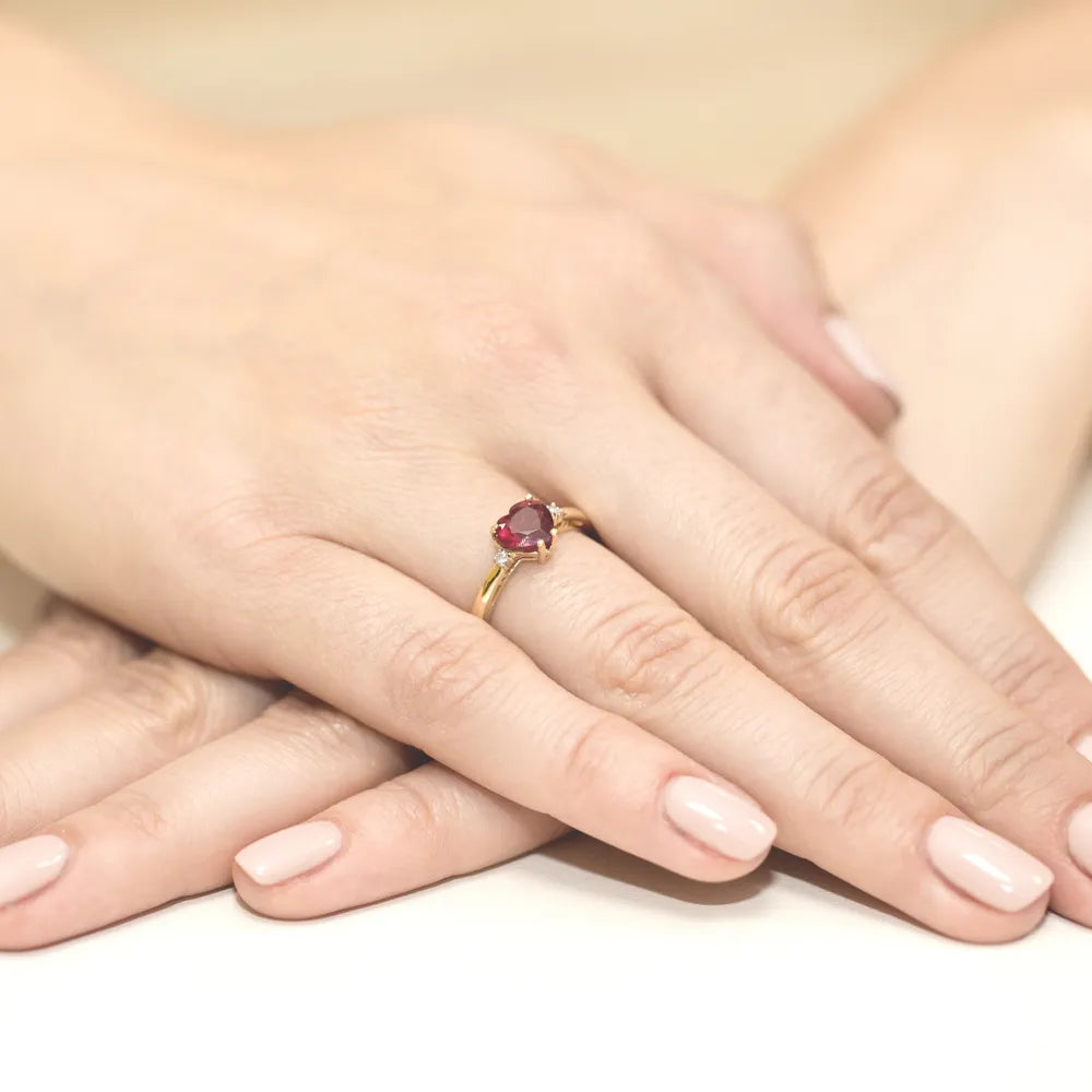 zlatý prsten s 1,70ct rubínem a 0,029ct diamanty w0012-rur-01