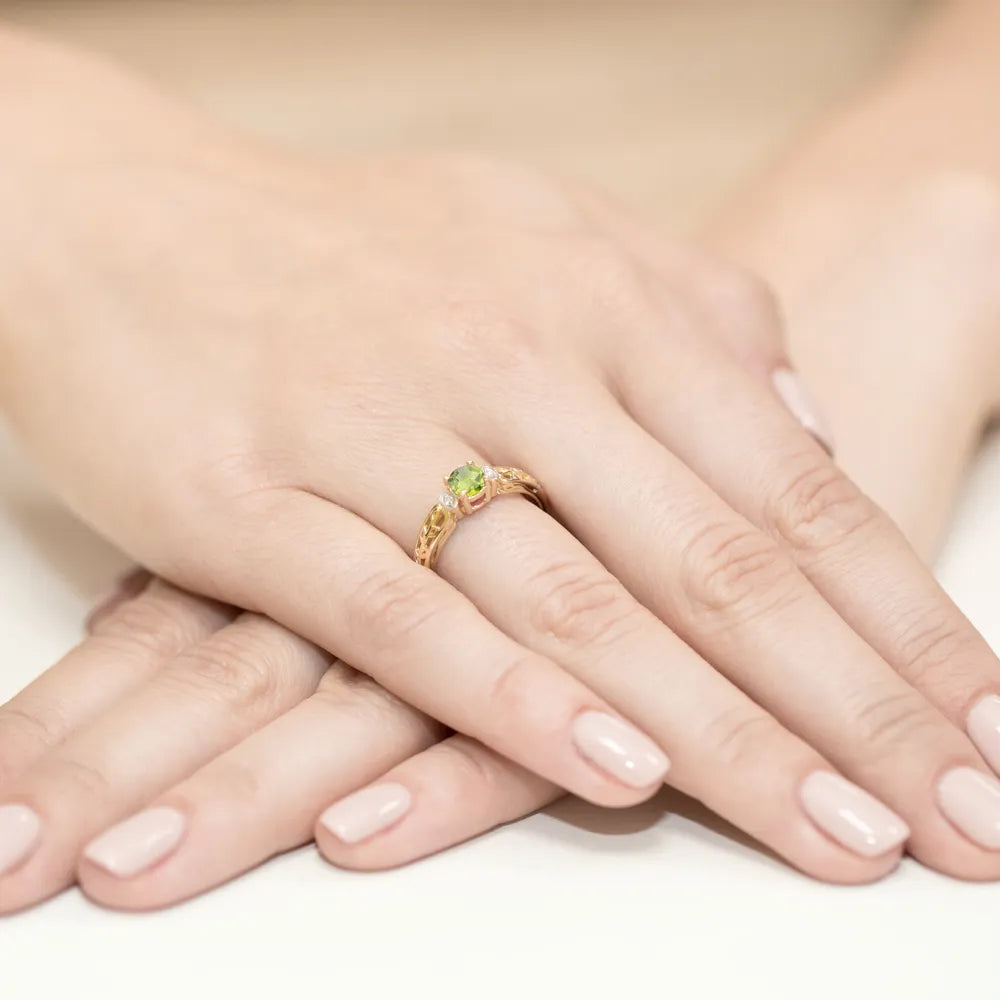 prsten-ze-zlata-s-0-60ct-olivínem-a-0-02ct-diamanty-w0014-peg-01