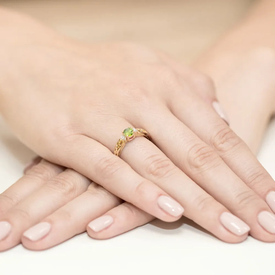 gold-ring-with-0-60ct-olivine-and-0-02ct-diamonds-w0014-peg-01