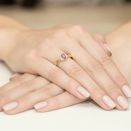 gold-ring-with-0-60ct-ruby-and-0-052ct-diamonds-w0019-rur-01