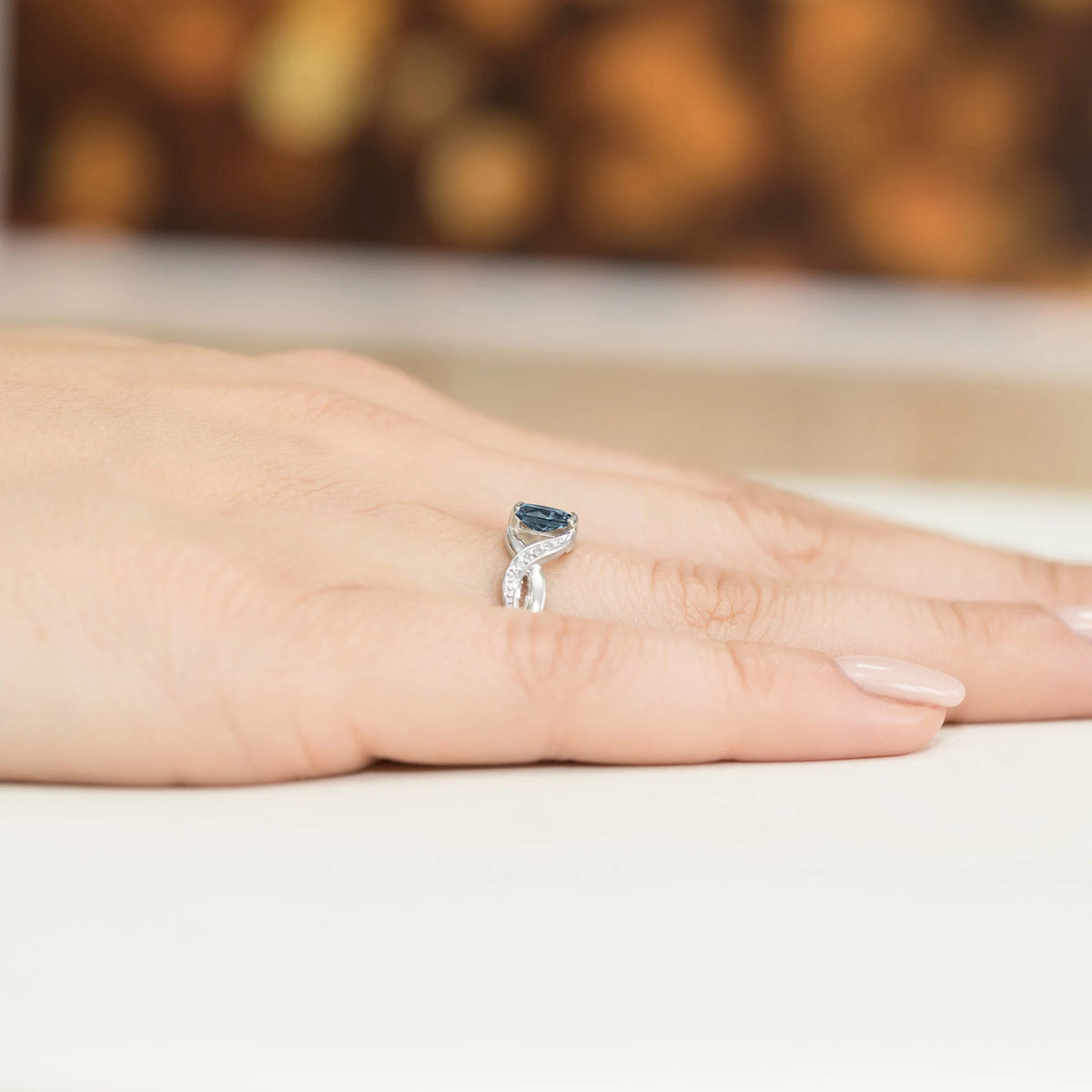 Prsten z bílého 14k zlata s oválným topazem London Blue 0,50 ct a diamanty 0,05 ct
