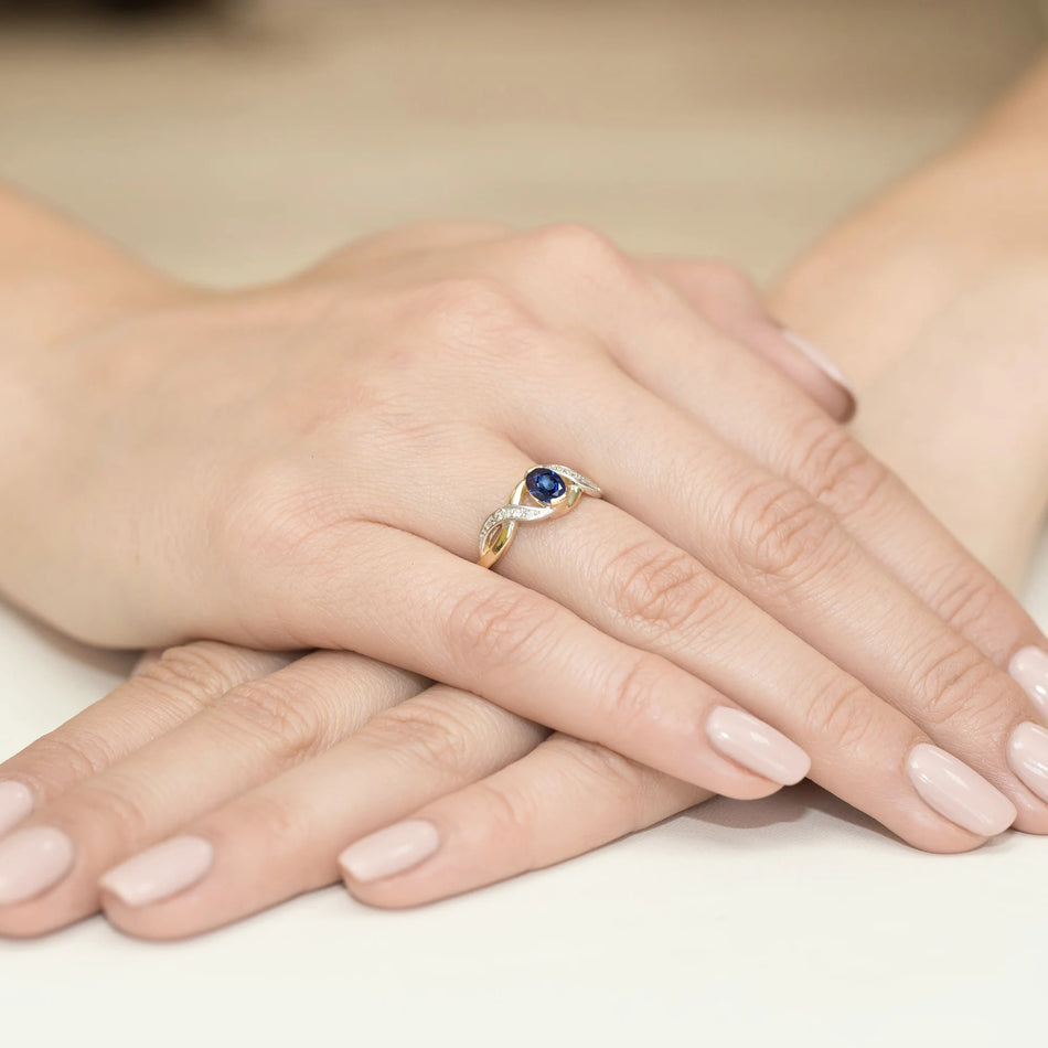 Zlatý prsten se safírem 0,70 ct a diamanty 0,05 ct