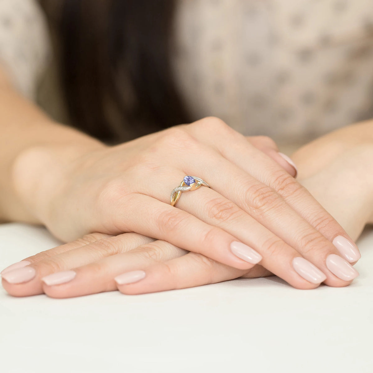 Prsten nekonečna ze žlutého 14k zlata s oválným tanzanitem 0,40 ct a diamanty 0,05 ct
