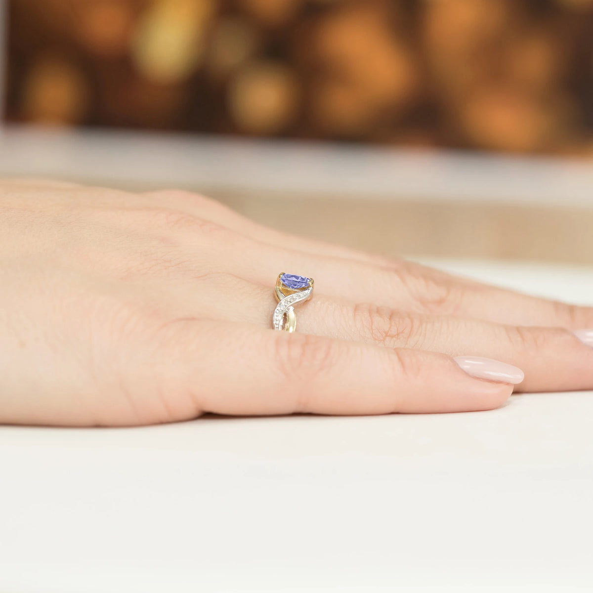 Prsten nekonečna ze žlutého 14k zlata s oválným tanzanitem 0,40 ct a diamanty 0,05 ct