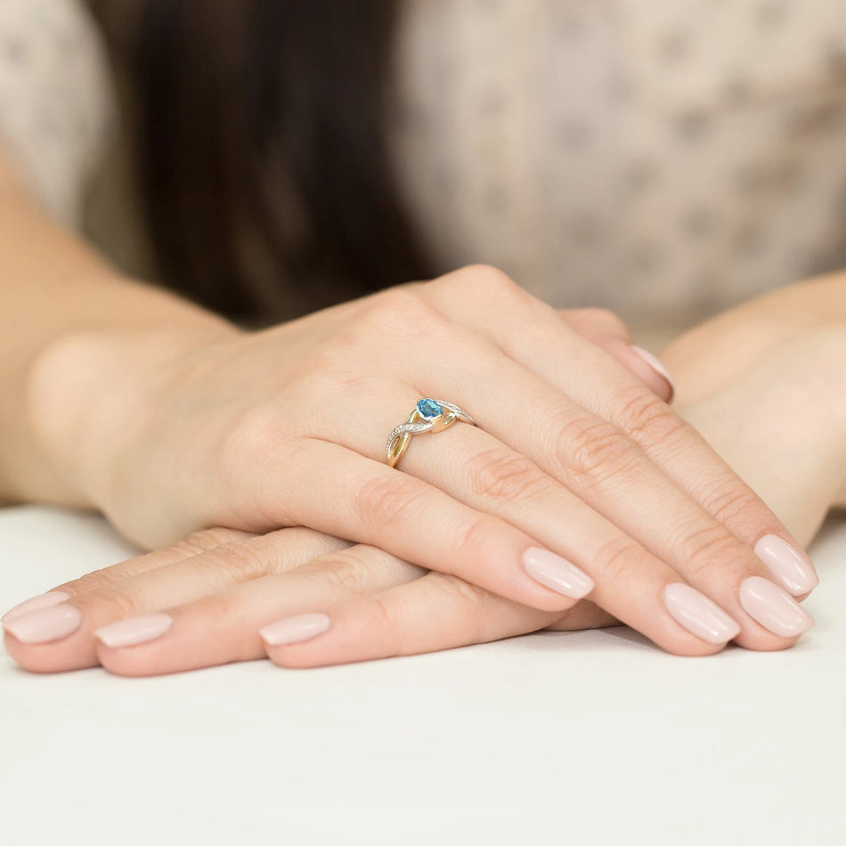 Zlatý prsten s topazem 0,50 ct a diamanty 0,05 ct
