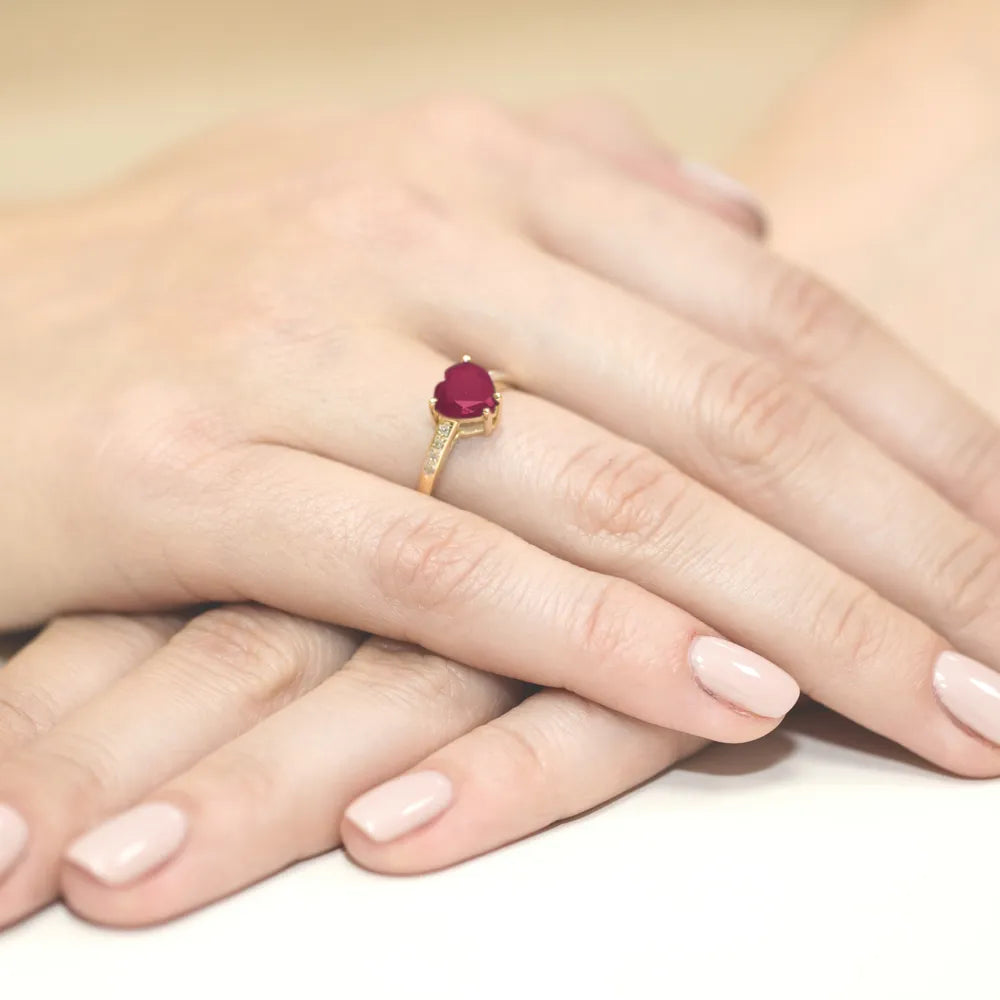 zlatý prsten s 1,70ct rubínem a 0,04ct diamanty w0031-rur-01